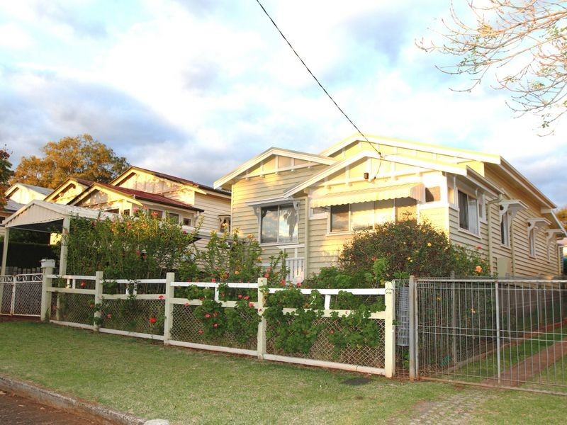 8 Edward Street, North Toowoomba QLD 4350