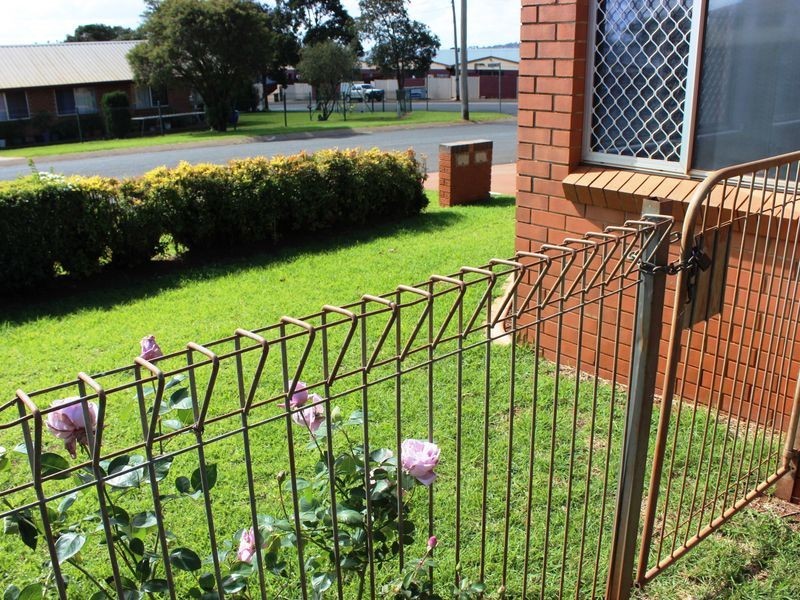 2/2 Blaxland Street, Newtown QLD 4350