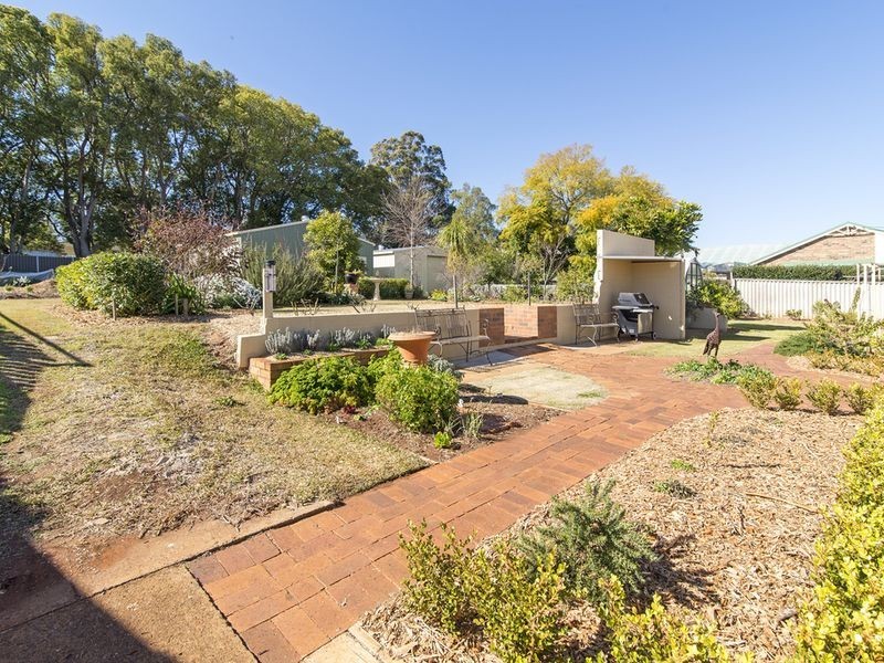 10 McIntyre Street, Centenary Heights QLD 4350