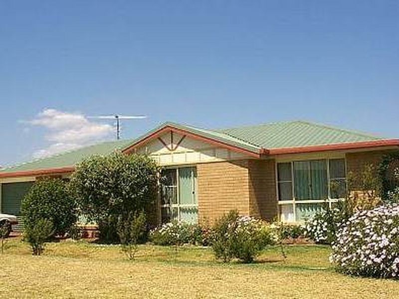 8 Oaklands Court, Glenvale QLD 4350