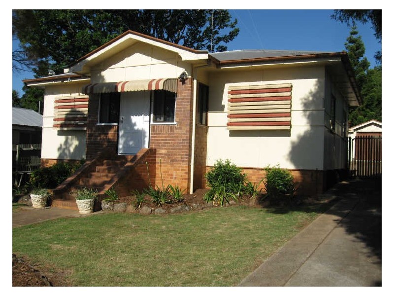 2 Lamington Street, Mount Lofty QLD 4350