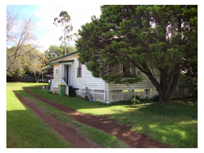 17 Esmond Street, Rockville QLD 4350