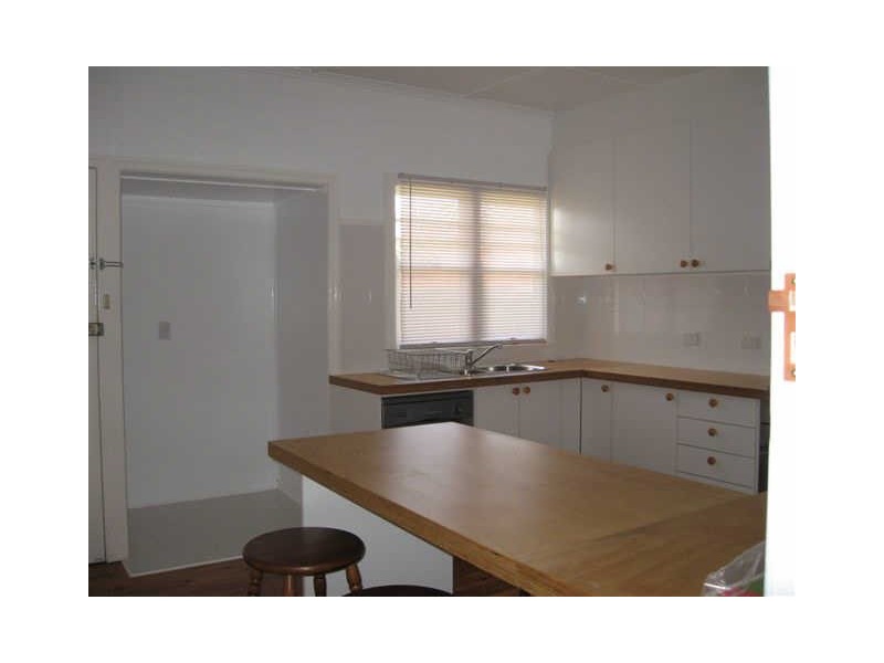 8 Newmarket Street, Newtown QLD 4350