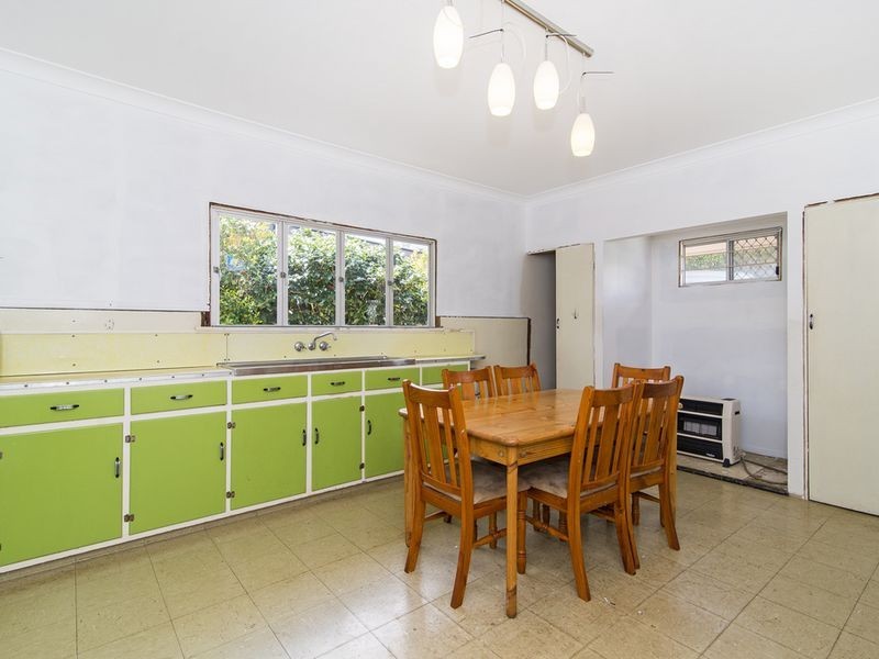 16 Sourris Street, Mount Lofty QLD 4350