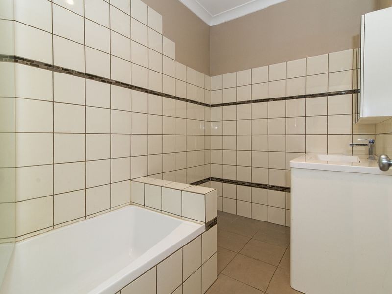 16 Sourris Street, Mount Lofty QLD 4350