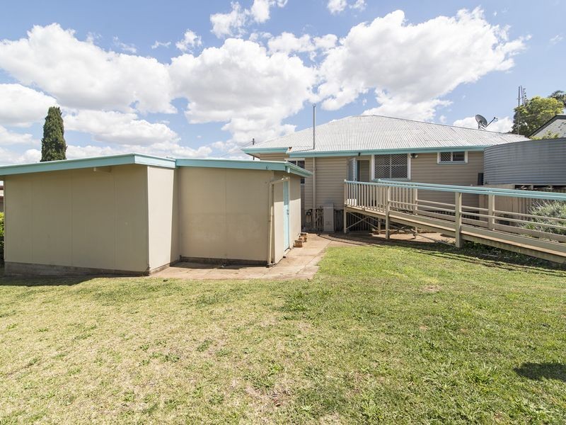 16 Sourris Street, Mount Lofty QLD 4350