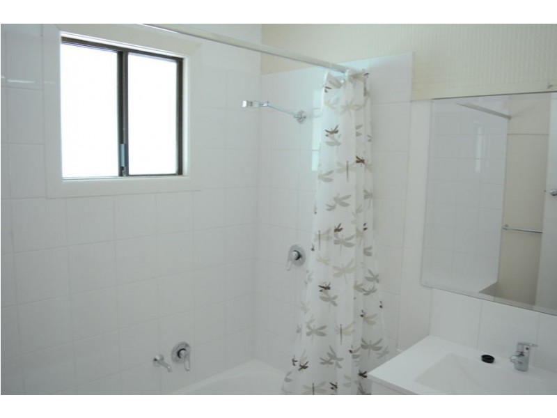 365 West Street, Harristown QLD 4350