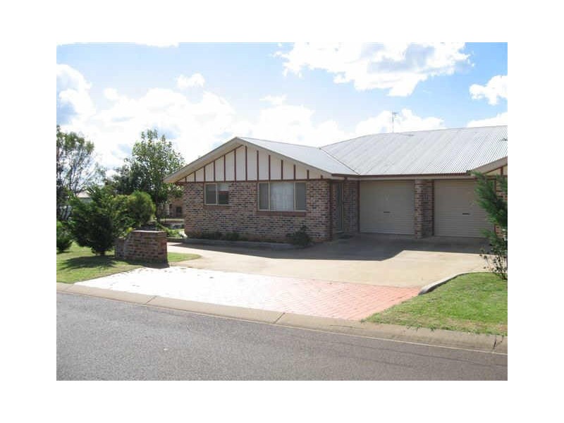 2/2 Paulene Crescent, Kearneys Spring QLD 4350