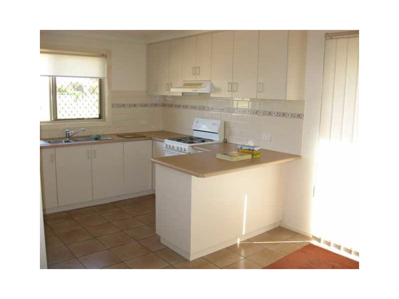 2/2 Paulene Crescent, Kearneys Spring QLD 4350