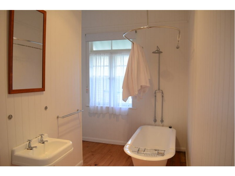 55 Bridge Street, Mount Lofty QLD 4350