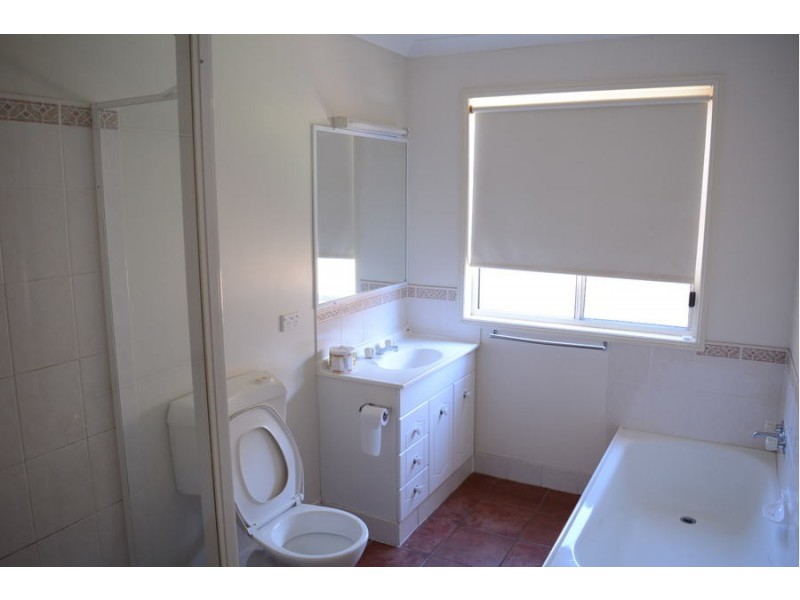 2/394 West Street, Kearneys Spring QLD 4350