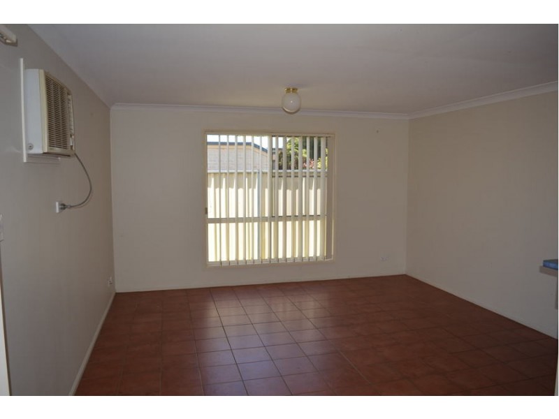 2/394 West Street, Kearneys Spring QLD 4350