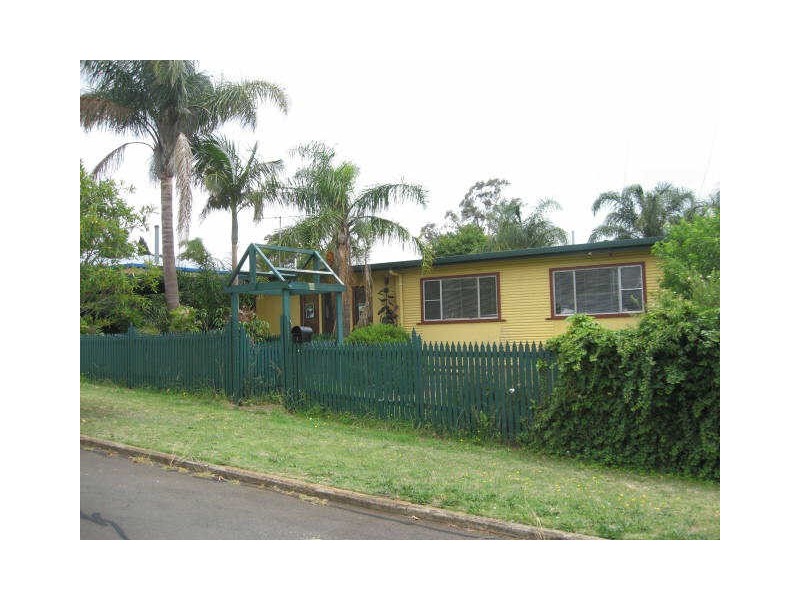 1 Loch Street, CENTENARY HEIGHTS, Toowoomba QLD 4350