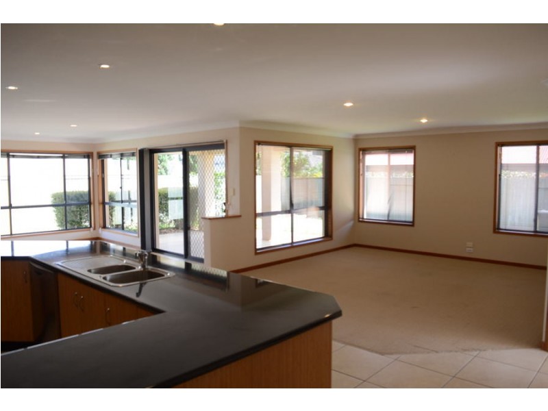 15 Fadden Crescent, Middle Ridge QLD 4350