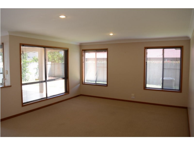 15 Fadden Crescent, Middle Ridge QLD 4350