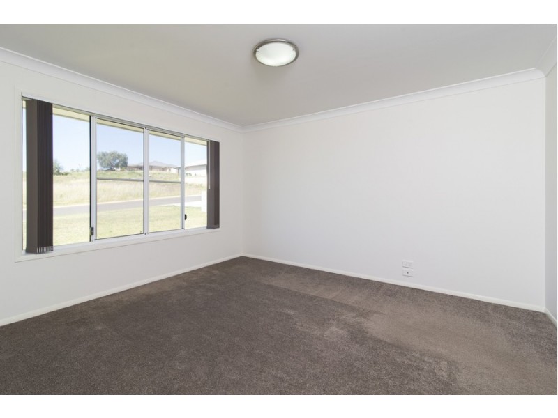 26 Phipps Drive, Acland QLD 4401