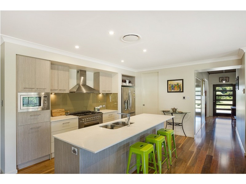 21 Zuccoli Drive, Blue Mountain Heights QLD 4350