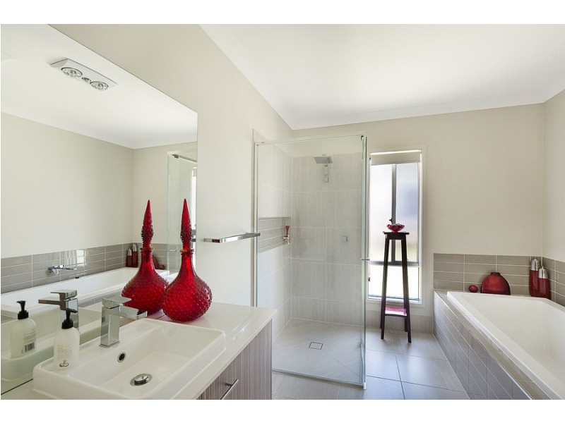 21 Zuccoli Drive, Blue Mountain Heights QLD 4350