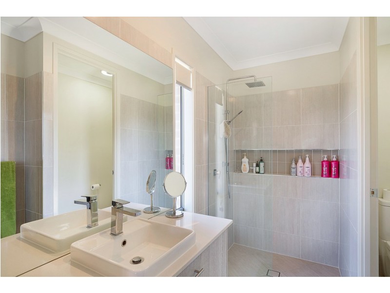 21 Zuccoli Drive, Blue Mountain Heights QLD 4350