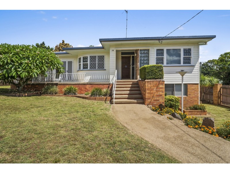 74 North Street, Mount Lofty QLD 4350