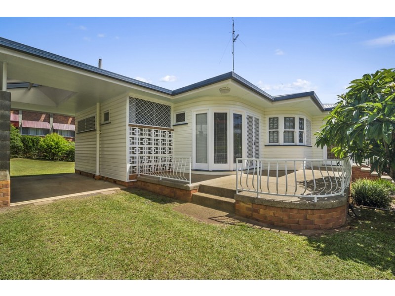 74 North Street, Mount Lofty QLD 4350
