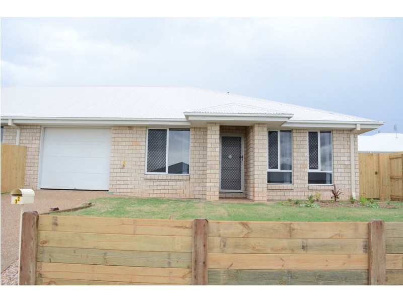2/3 Macrossan Street, Cranley QLD 4350