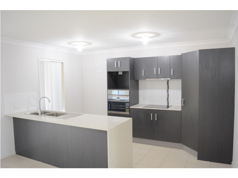 2/3 Macrossan Street, Cranley QLD 4350