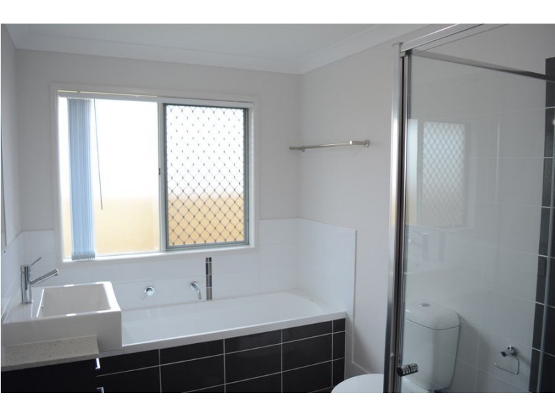 2/3 Macrossan Street, Cranley QLD 4350