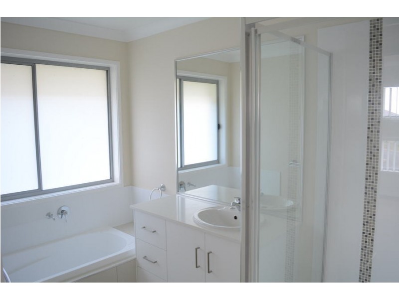 1/6 Samuel Court, Darling Heights QLD 4350