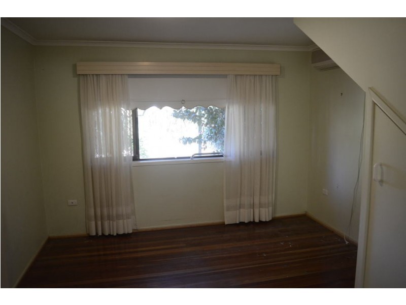 4 Henry Street, Mount Lofty QLD 4350