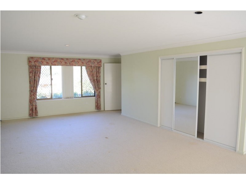 4 Henry Street, Mount Lofty QLD 4350