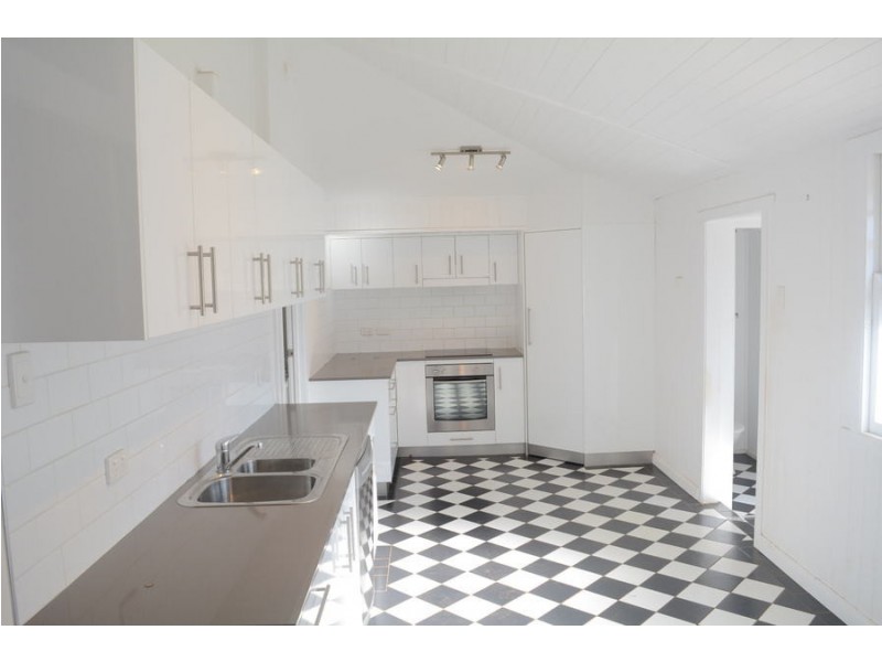 5 Charles Street, Newtown QLD 4350