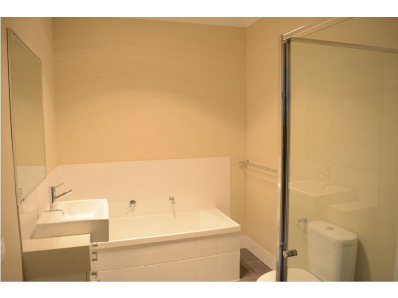 1/1 Sunset Drive, Glenvale QLD 4350