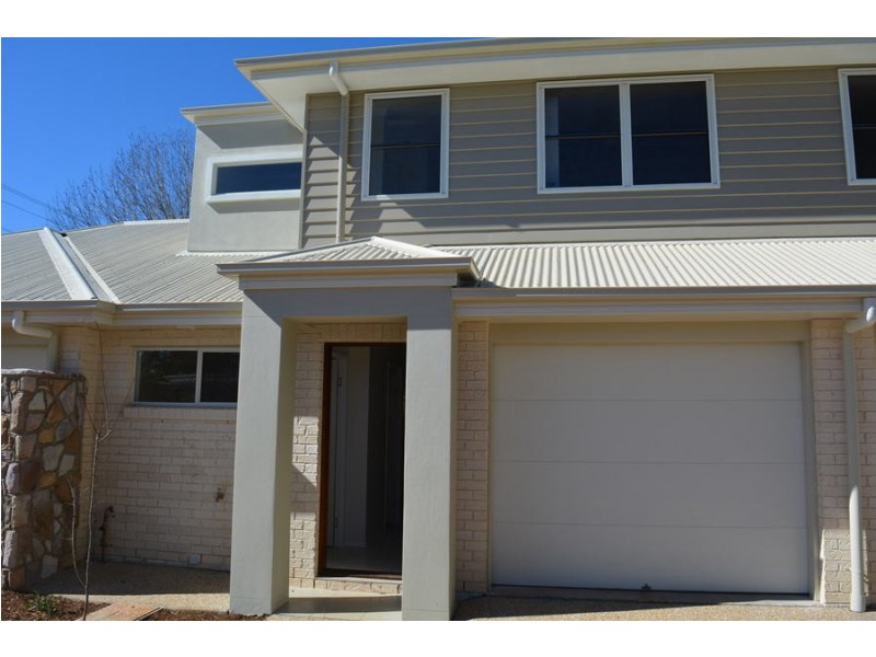 2/304 Alderley Street, Centenary Heights QLD 4350