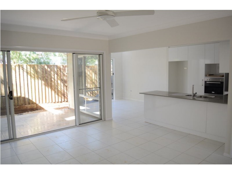 2/304 Alderley Street, Centenary Heights QLD 4350