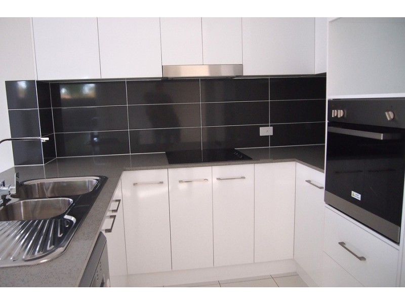 2/304 Alderley Street, Centenary Heights QLD 4350