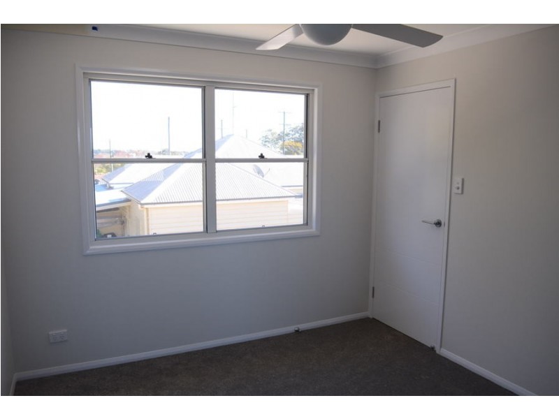 2/304 Alderley Street, Centenary Heights QLD 4350