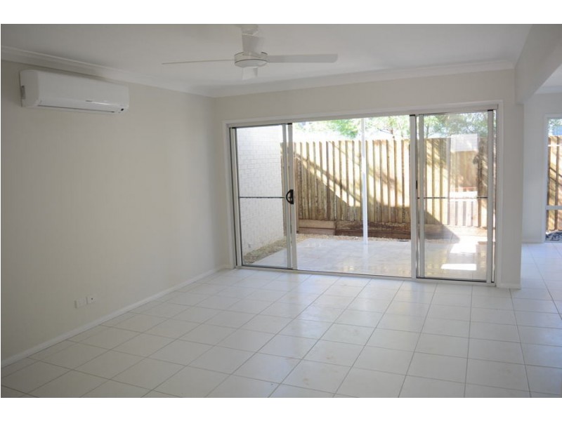 2/304 Alderley Street, Centenary Heights QLD 4350