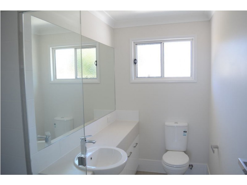 2/304 Alderley Street, Centenary Heights QLD 4350