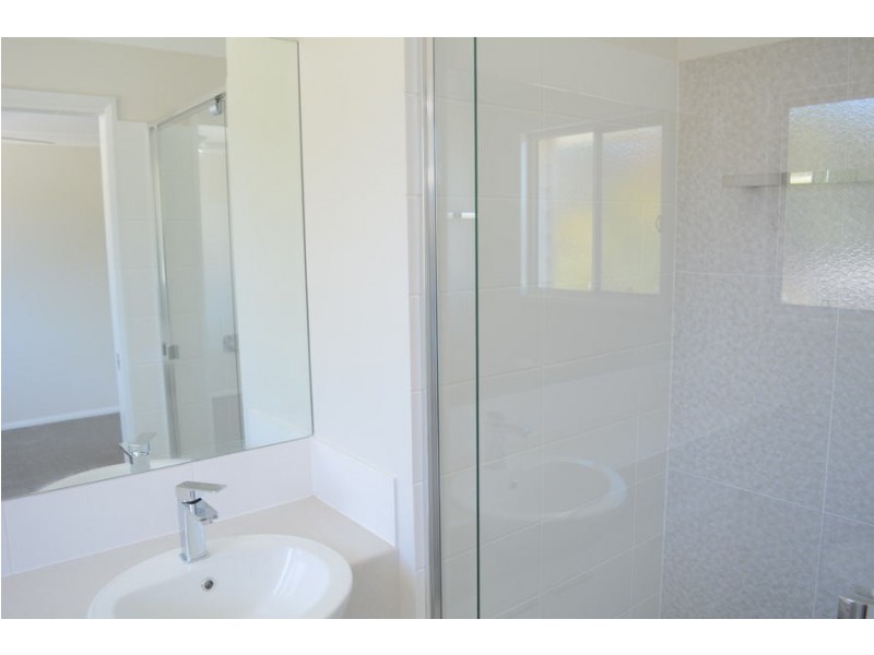 2/304 Alderley Street, Centenary Heights QLD 4350