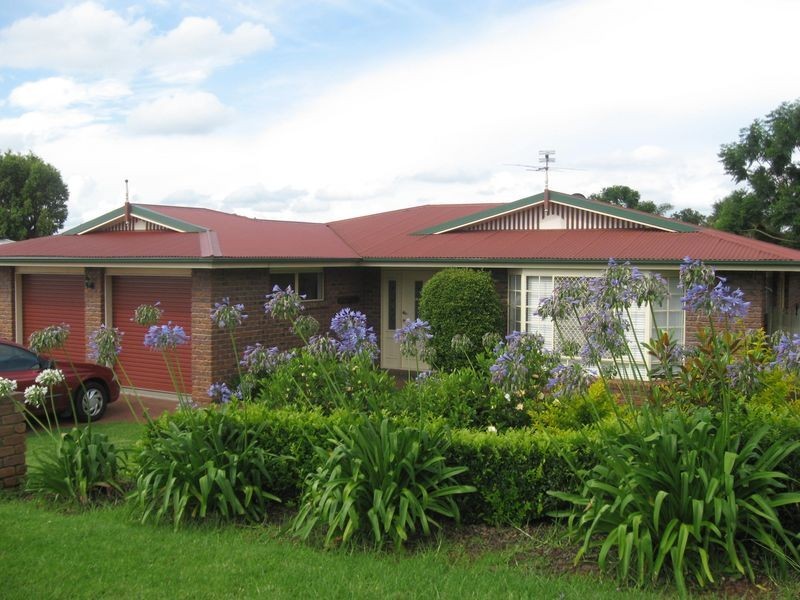 10 Dalzell Crescent, DARLING HEIG, Toowoomba QLD 4350