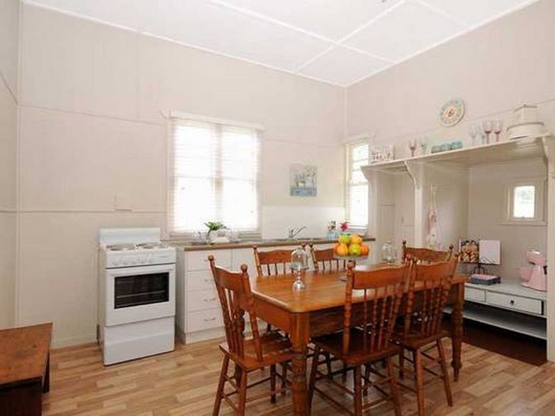 4 Rhyde Street, Mount Lofty QLD 4350