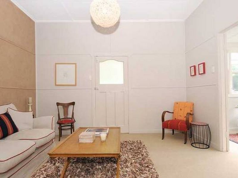 4 Rhyde Street, Mount Lofty QLD 4350