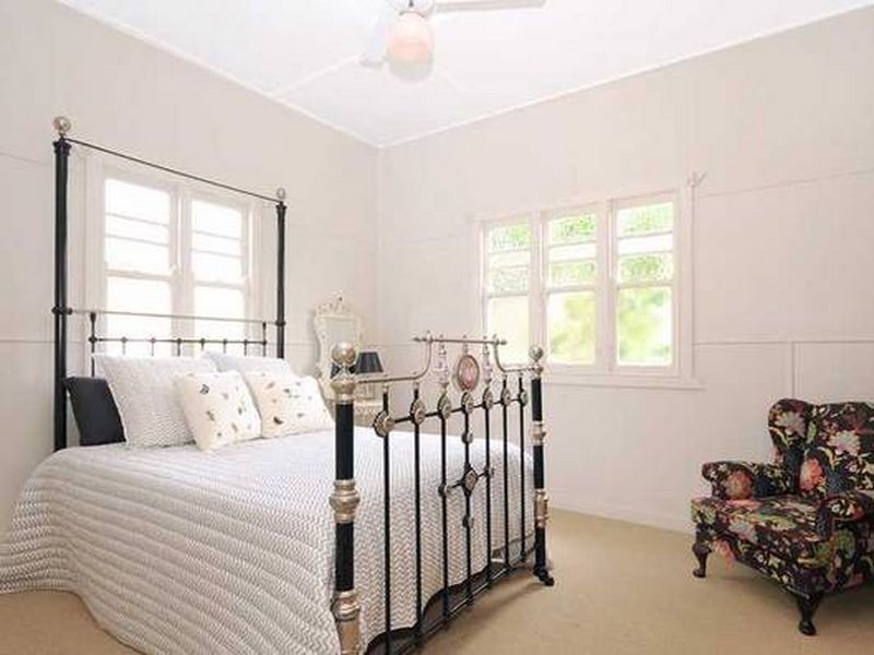 4 Rhyde Street, Mount Lofty QLD 4350