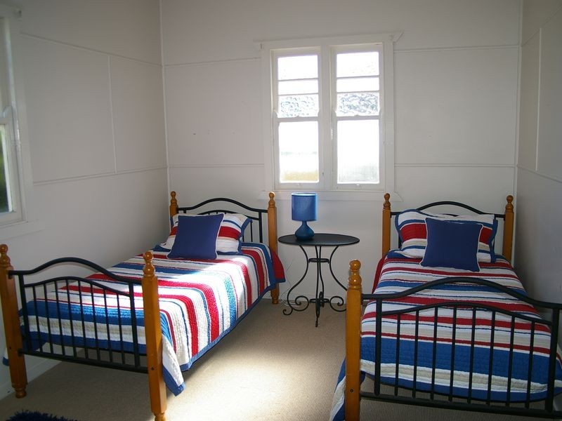 4 Rhyde Street, Mount Lofty QLD 4350