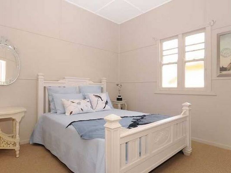 4 Rhyde Street, Mount Lofty QLD 4350