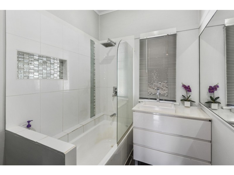 6 Cay Street, Newtown QLD 4350