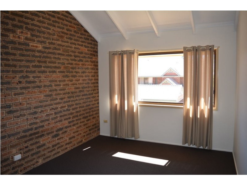 1/369 Margaret Street, Newtown QLD 4305