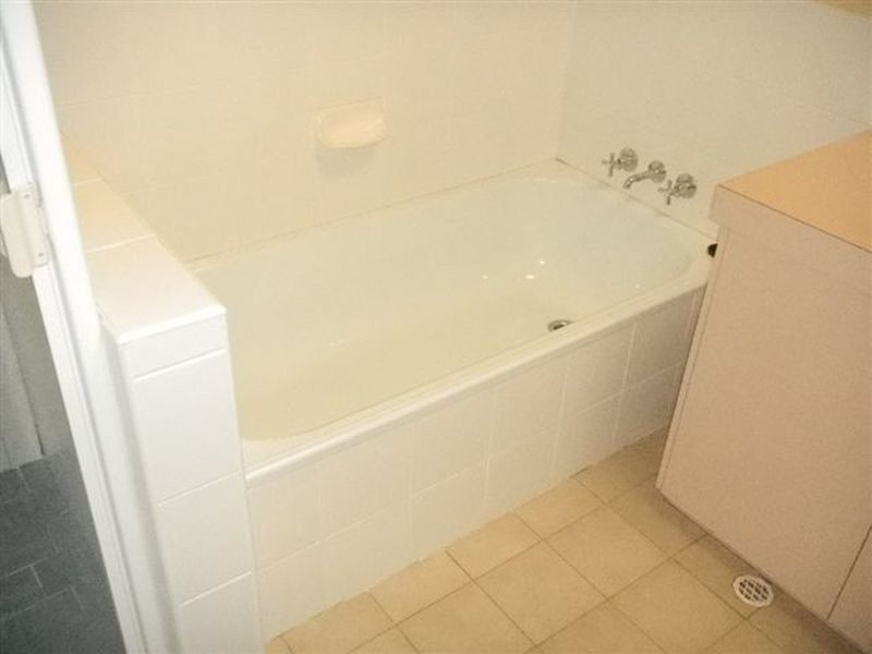 1/369 Margaret Street, Newtown QLD 4305