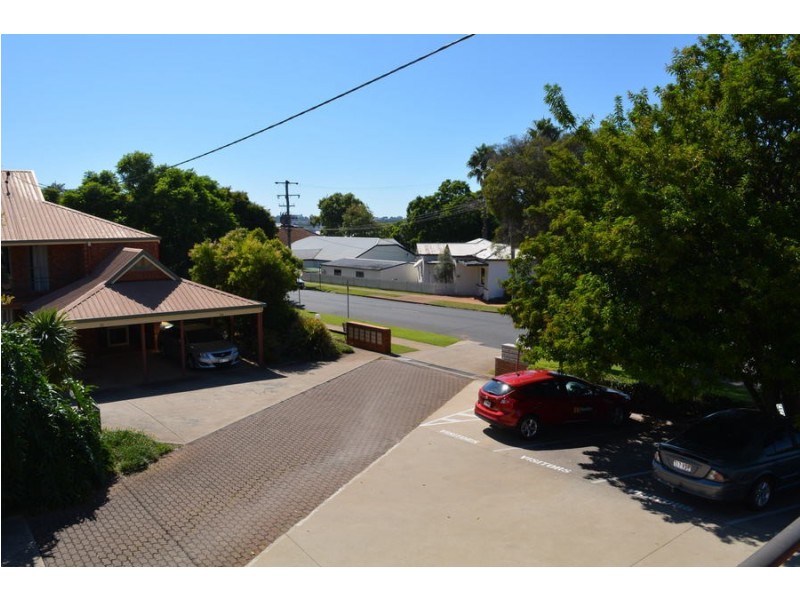 1/369 Margaret Street, Newtown QLD 4350